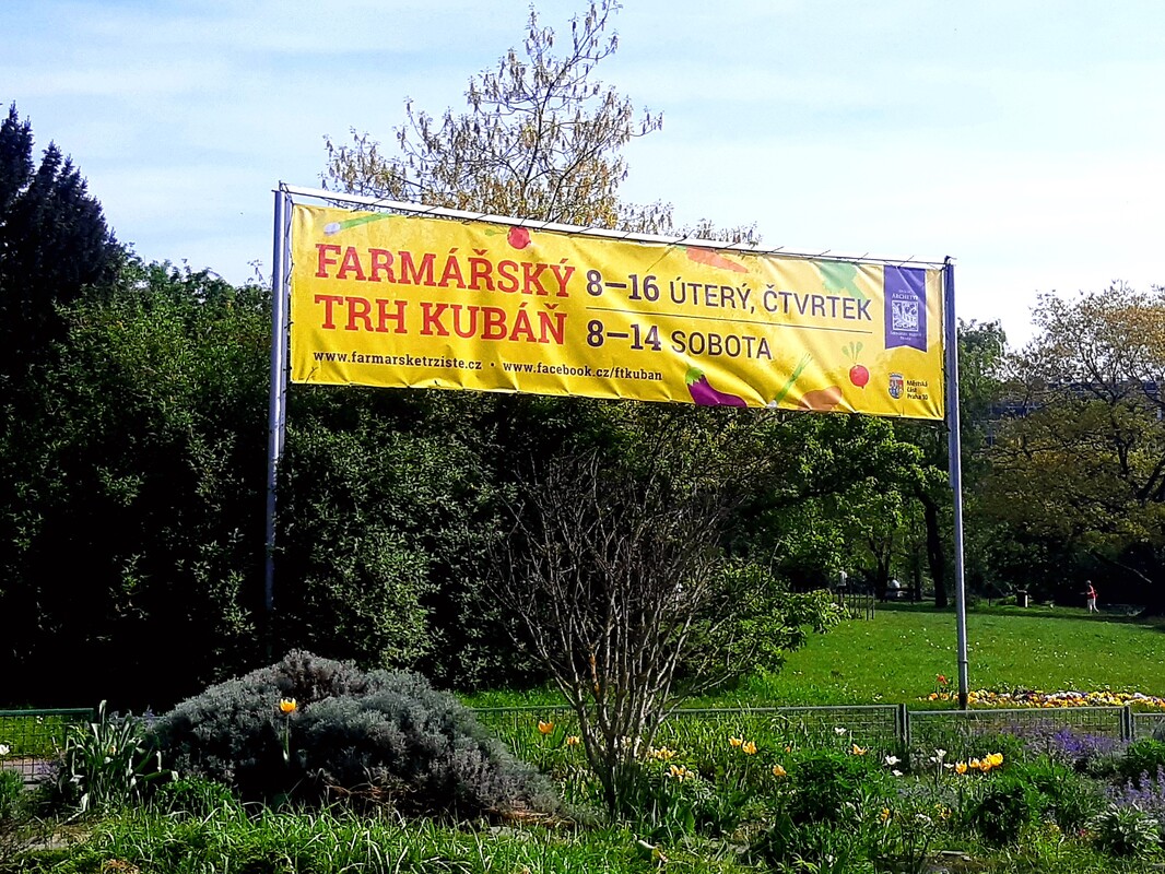 Banner at the entrance of the market at Kubánské Náměstí. Image by author.