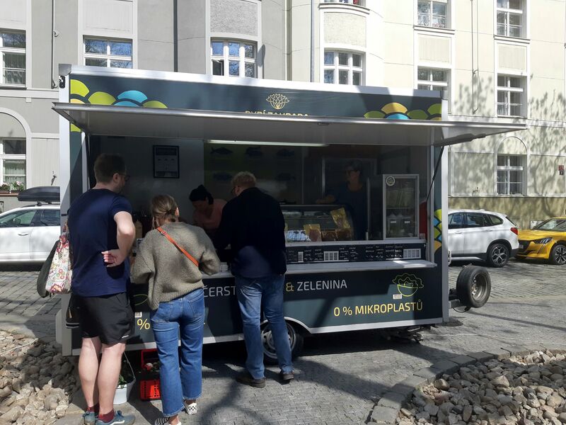 Street food cart at the Heřmaňák market. Image by author.